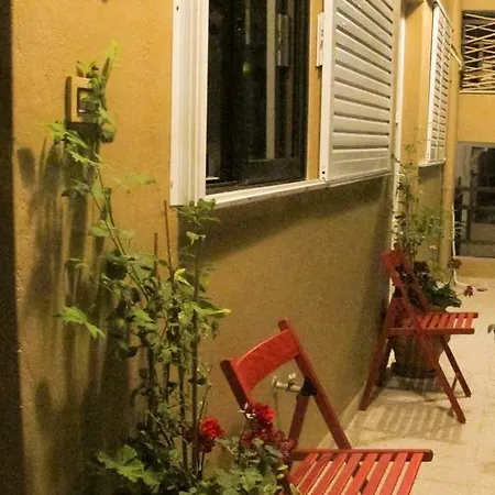 Rhodes Backpackers Boutique And *