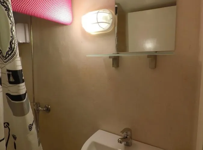 Rhodes Backpackers Boutique And Hostel *